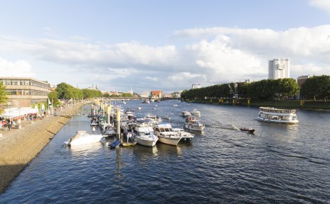 Blick auf die Weser Richtung Schlachte bei regem Schiffstreiben Blick auf die Weser Richtung Schlachte bei regem Schiffstreiben